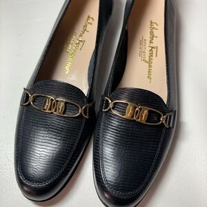Salvatore Ferragamo Vtg Textured Nero Calf Loafers with Gold Accent. Size 8.5 AA